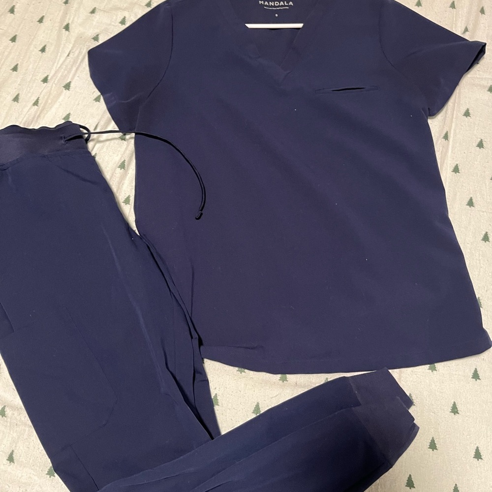 NAVY SIZE WOMENS SMALL MANDALA SCRUB SET.